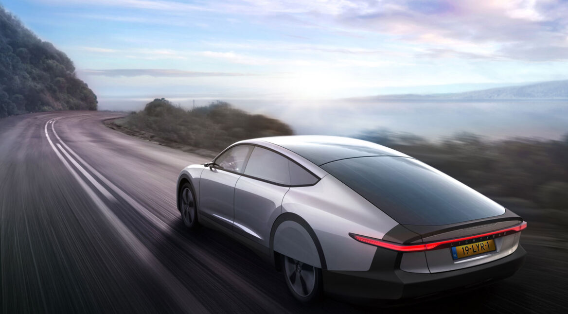 Selbstaufladendes Elektroauto Lightyear One faehrt am Meer entlang