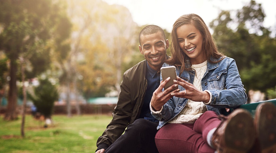 Mann und Frau machen ein Selfie im Park Face-App Bildbearbeitung