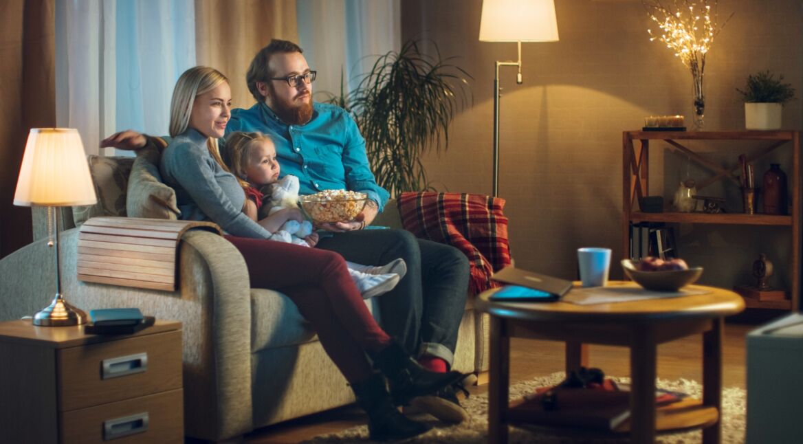 Familie schaut Netflix