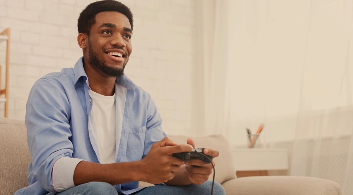 Mann spielt Resident Evil 3.