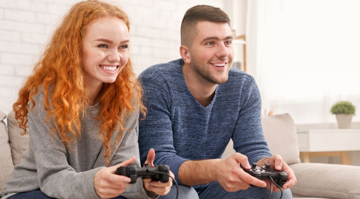 Gamer-Paar freut sich auf Uplay+