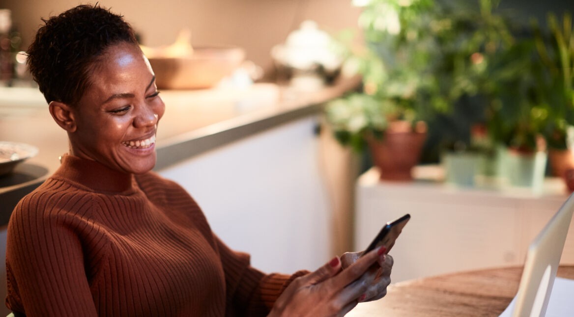 Frau löscht WhatsApp-Backup.