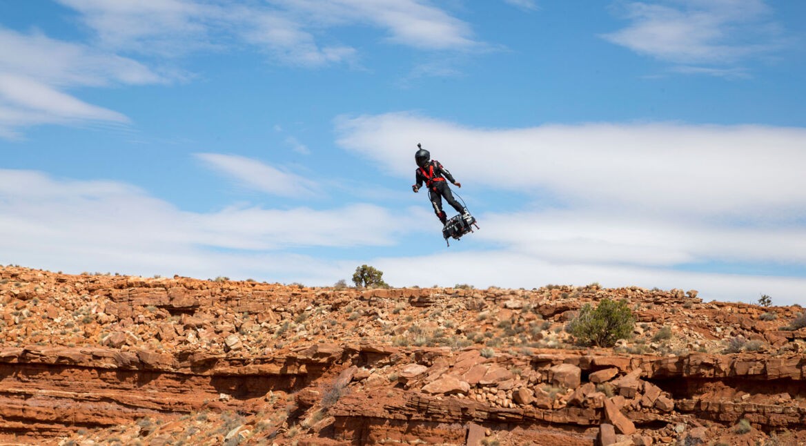 Zapata Flyboard mit Fluggeraet - Fliegen ueber Gelaende