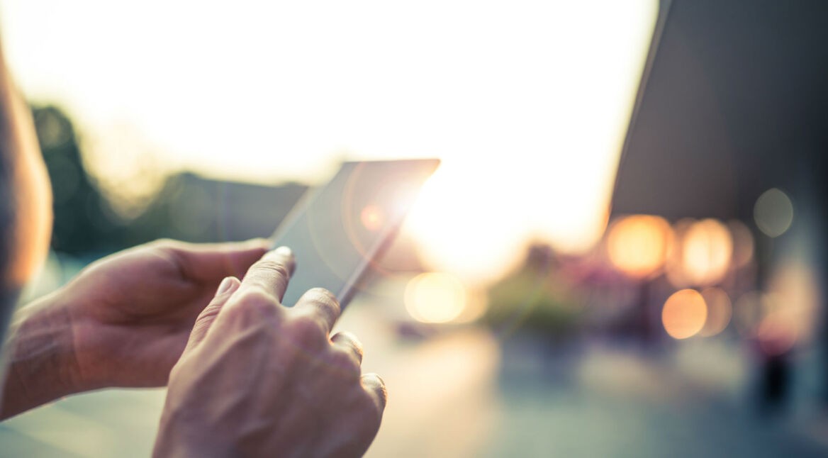 Am iPhone Passwort für Foto eintippen.