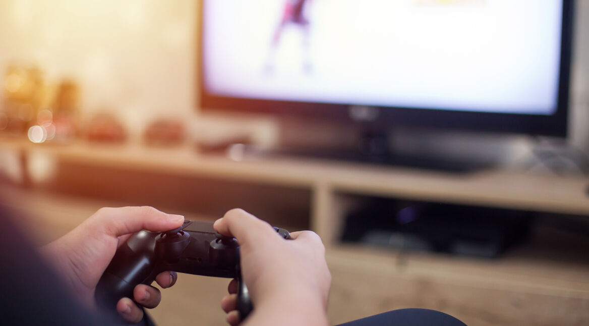 Ein Mann spielt PlayStation