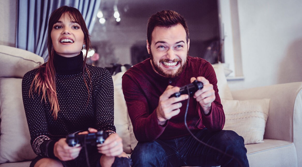 Ein Paar spielt an der Konsole