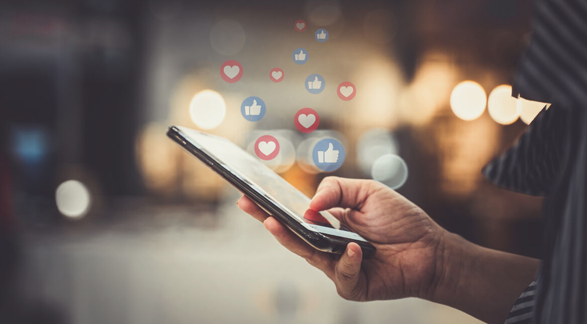 Person ist in den sozialen Medien unterwegs