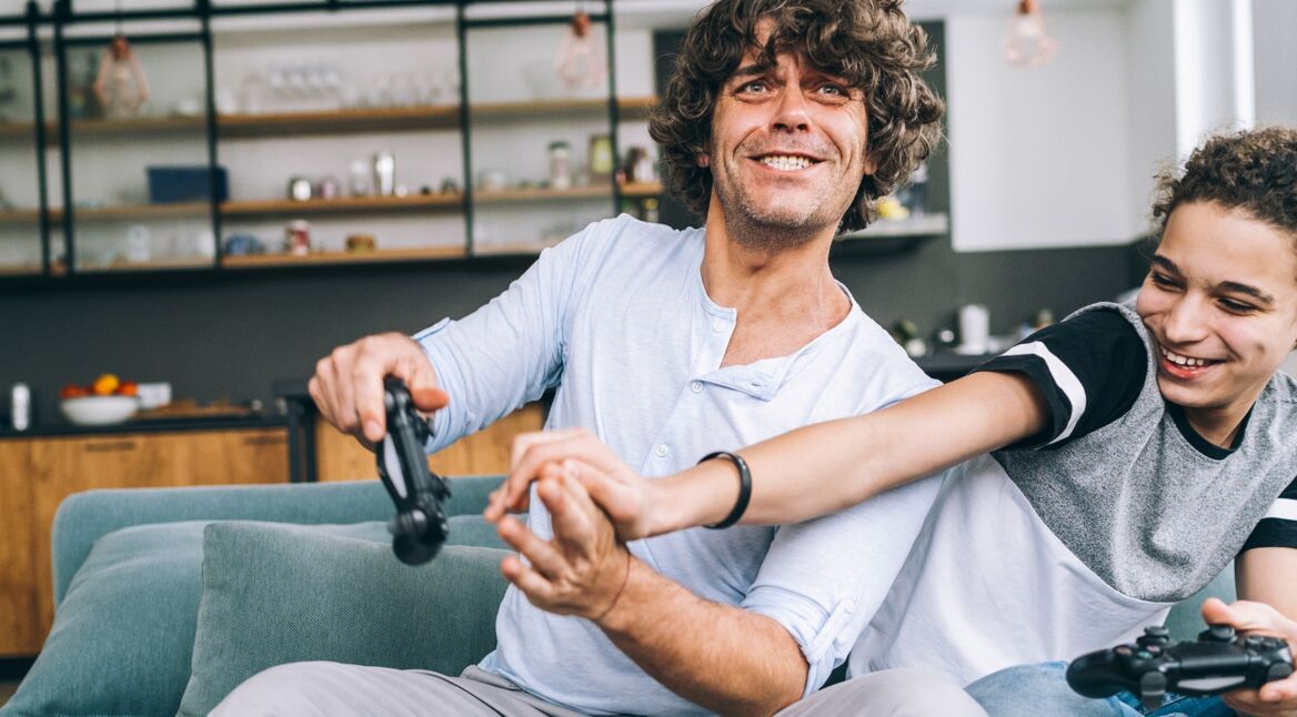 Vater und Sohn spielen Fortnite