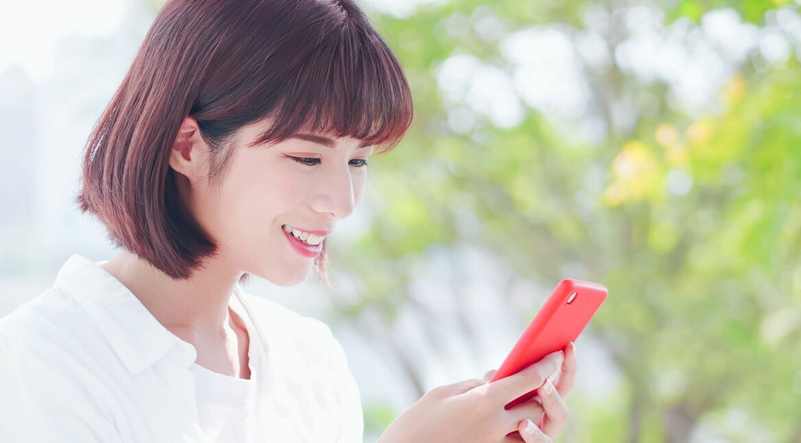 Junge Frau leert am Smartphone den WhatsApp-Speicher.