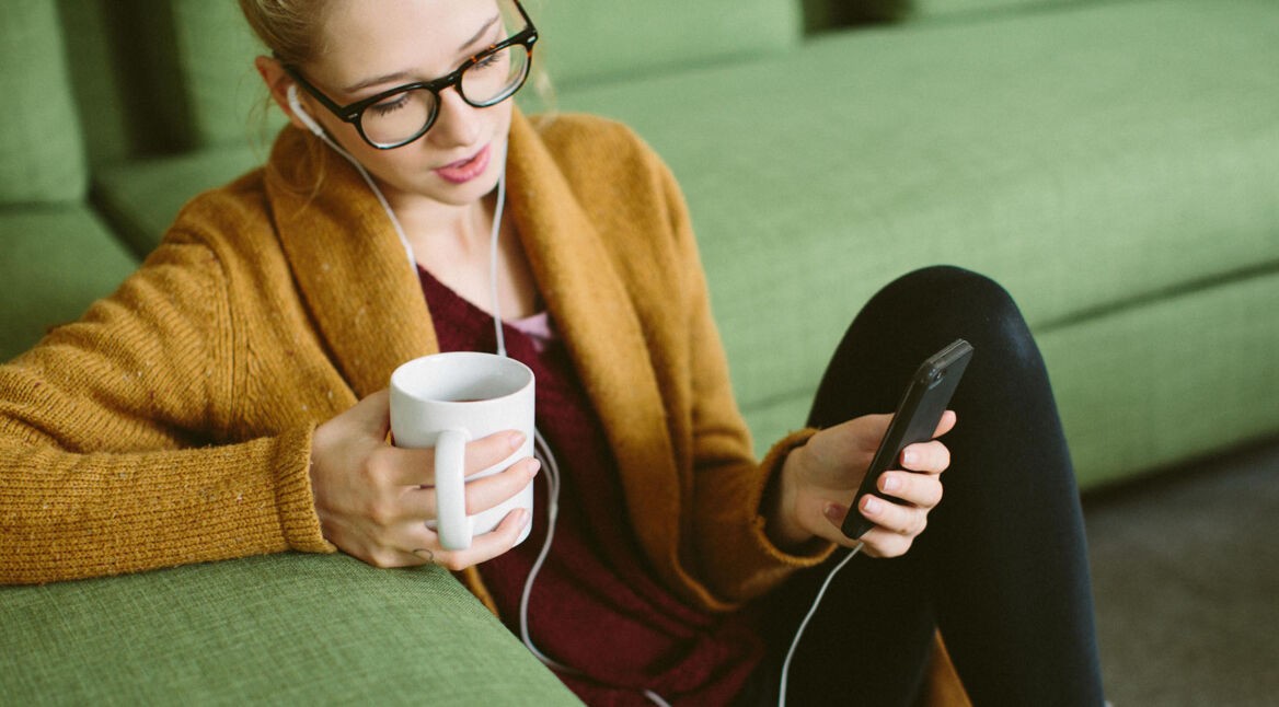 Frau migriert am Smartphone ihren Nest-Account zu Google.