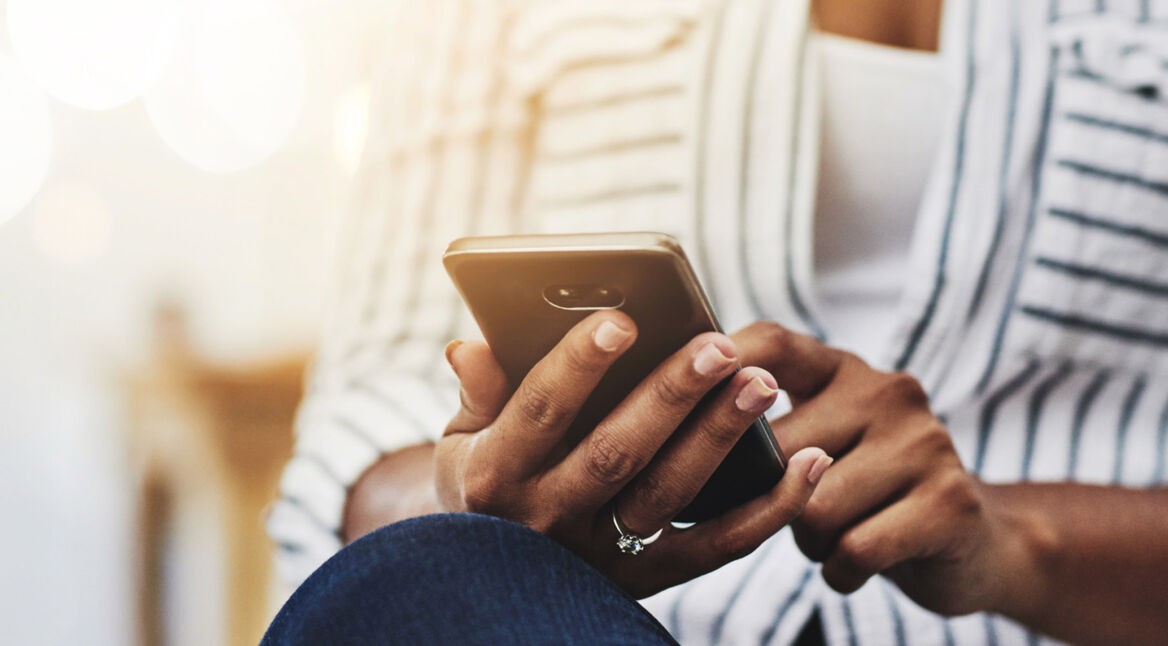 Frau tippt auf das Display, um Google Chrome im Inkognito-Modus zu öffnen.