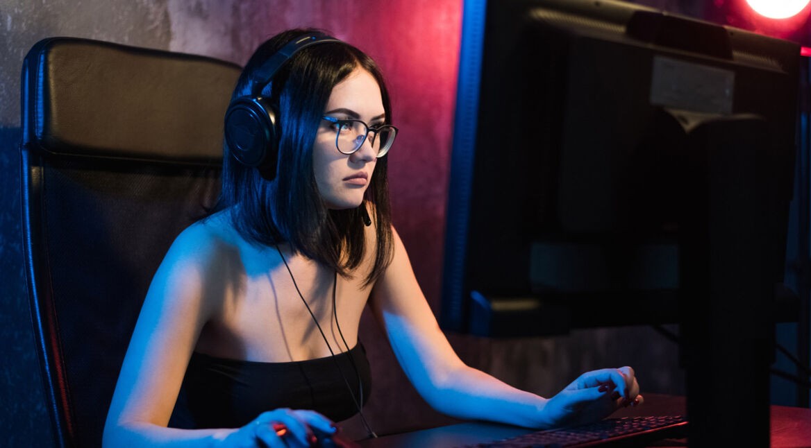 Junge Frau spielt Season 10 von Fortnite am PC.