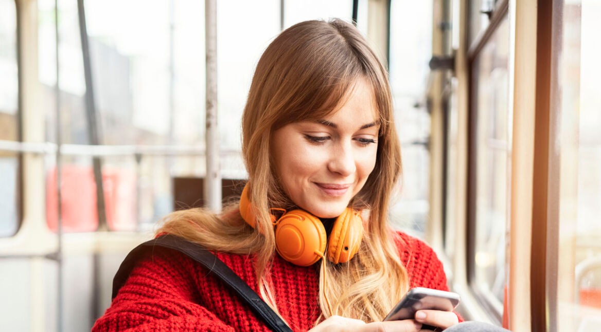 Frau tippt am Fairphone 3 eine Nachricht ein.