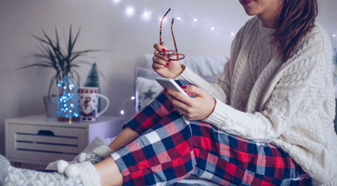 Frau löst ihre HomeKit-Probleme am iPhone.