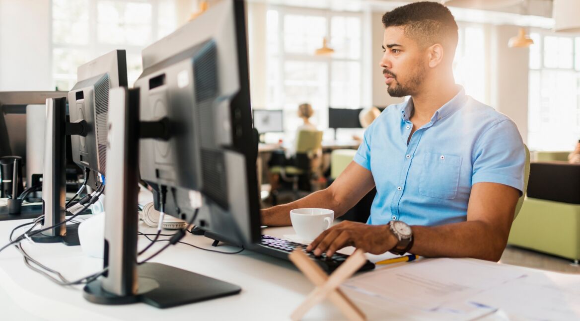 Junger Architekt kopiert einen Google-Drive-Ordner von A nach B.