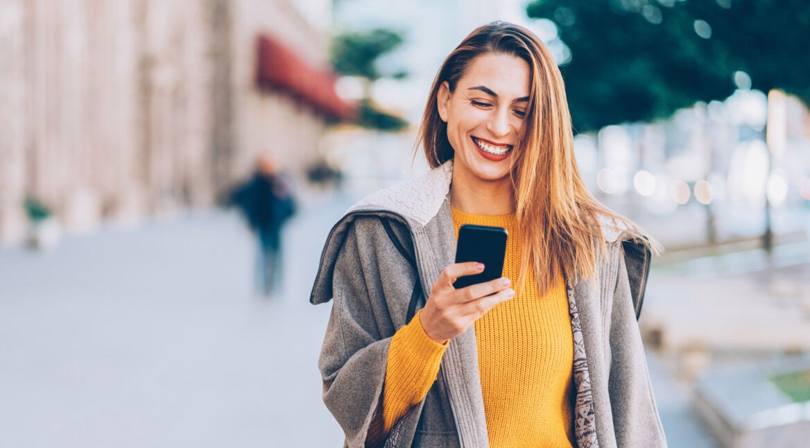 Junge Frau scannt ihren Fingerabdruck auf dem Display des Galaxy Note10.