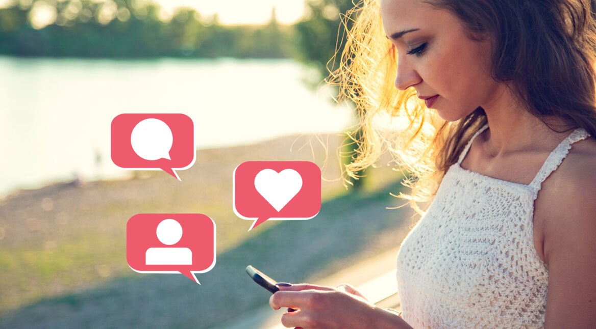 Junge Frau sieht auf dem Smartphone eine neue Twitter-Funktion.