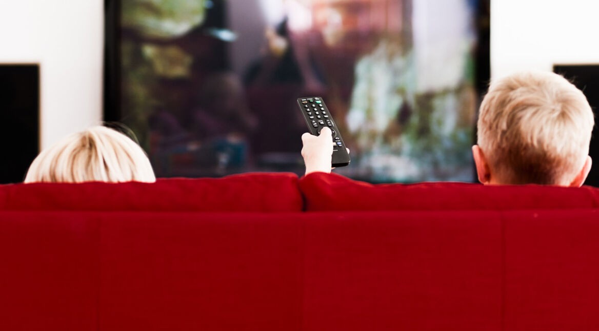 Kinder sehen sich Netflix-Serie am Fernseher in Ultra HD an.