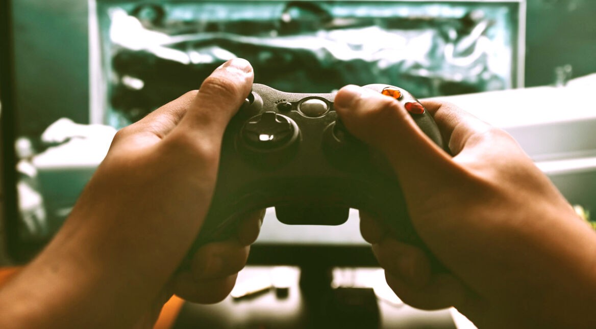 Mit dem Xbox-One-Controller ein Spiel zocken.