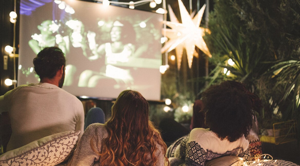 Mit dem Beamer für einen Filmabend auf eine große Leinwand projizieren.