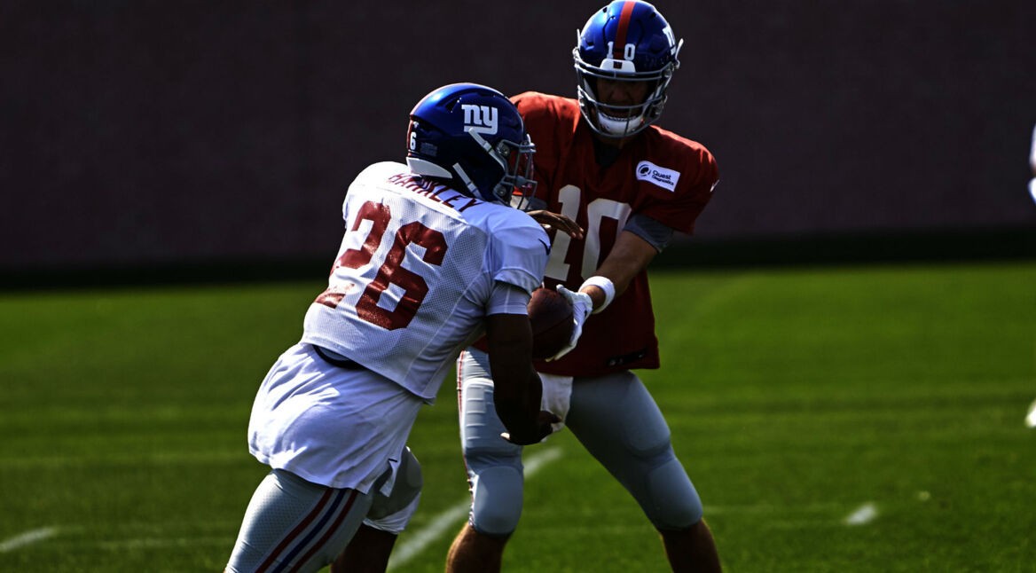 NFL-Star Eli Manning gibt den Ball an Saquon Barkley ab.