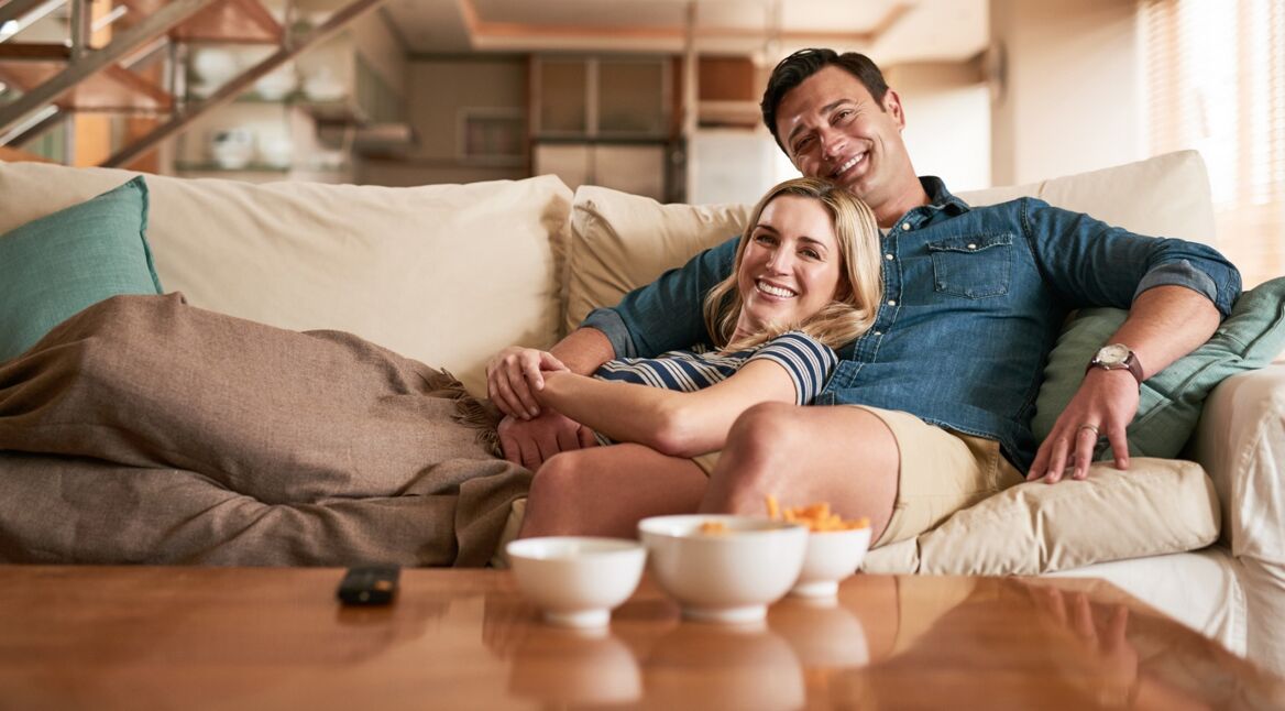 Junges Paar schaut zusammen eine Serie auf Netflix