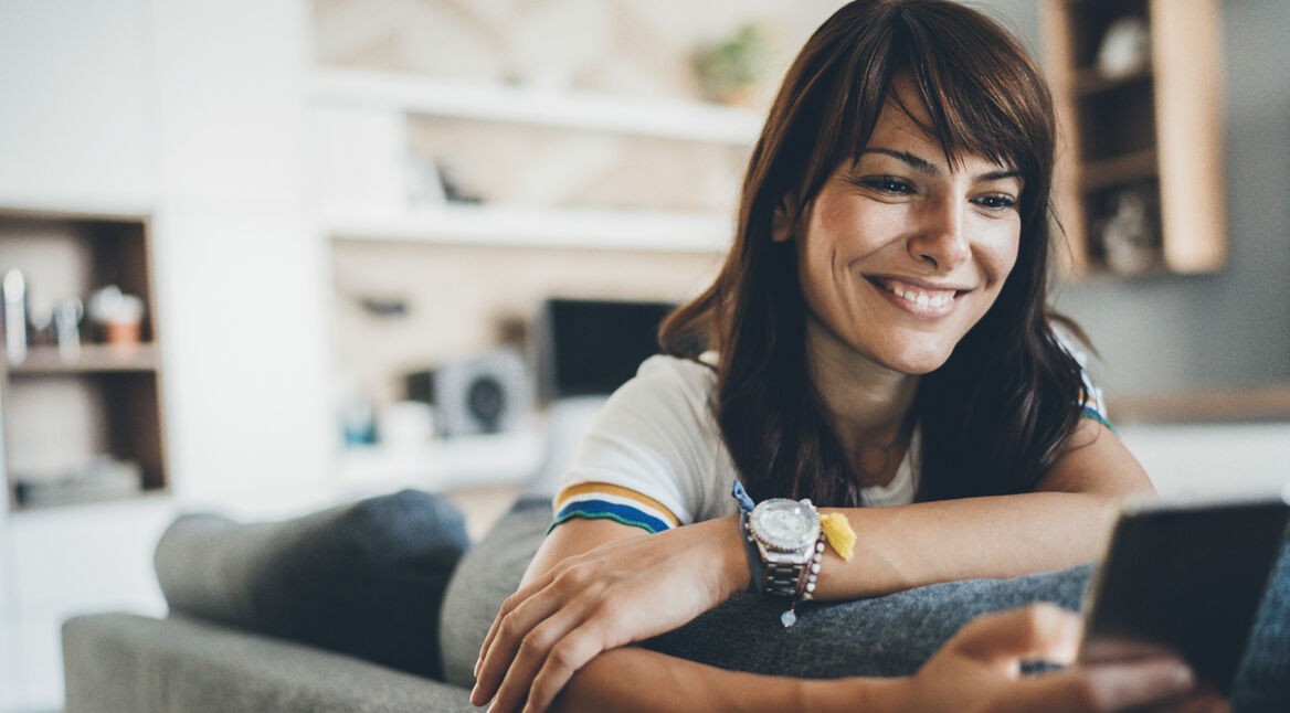 Eine Frau mit Smartphone