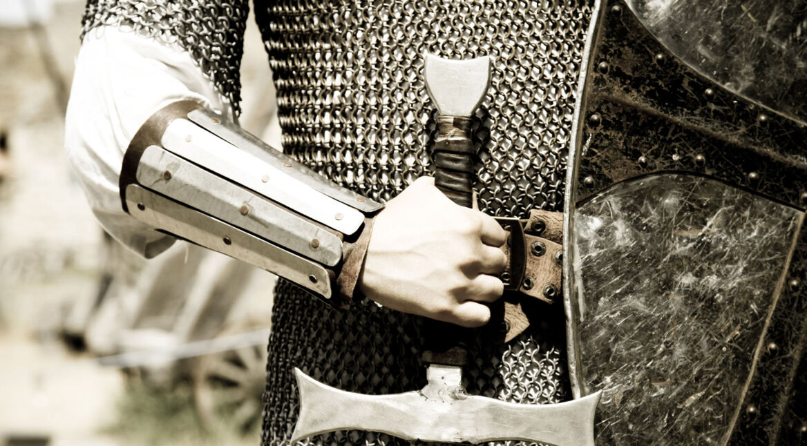 Ritter trägt Rüstung, Schwert und Schild.