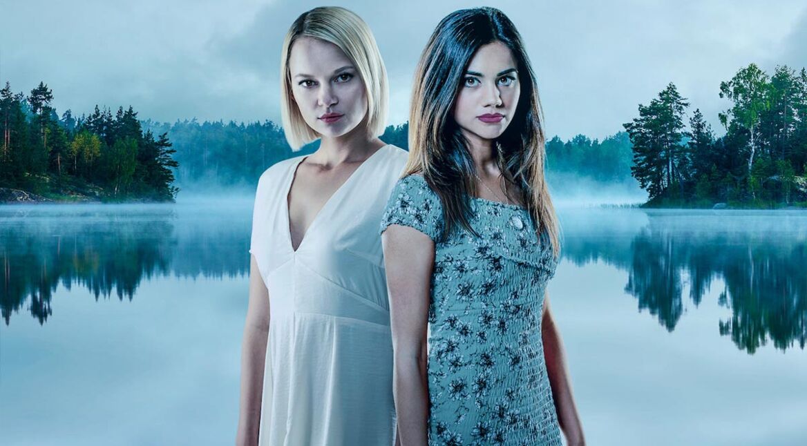 LISA AMBALAVANAR als Mia und Ellie Duckles als Amber in BBCs The A List bei Netflix.