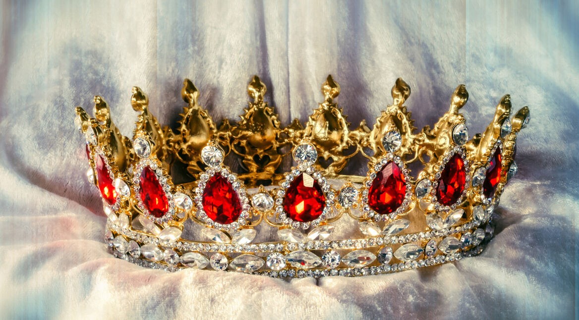 Eine goldene Krone liegt auf einem Kissen.
