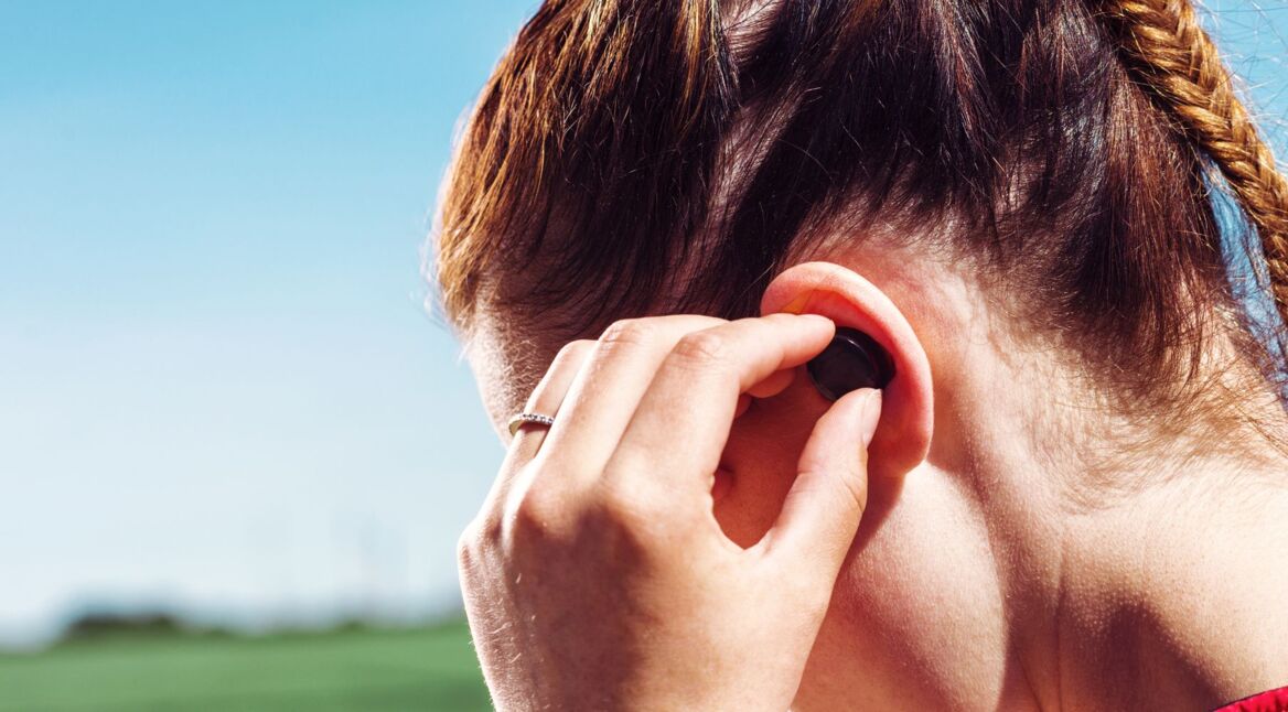 Junge Frau trägt die Libratone Track Air+