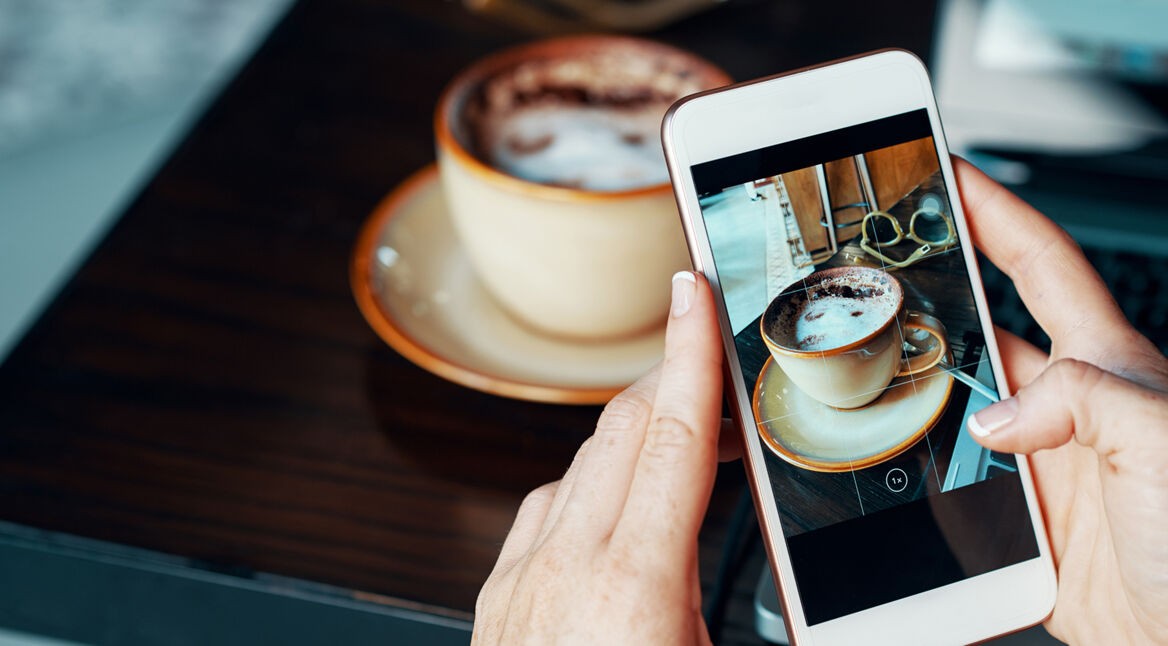 Eine Person nimmt einen Kaffee auf