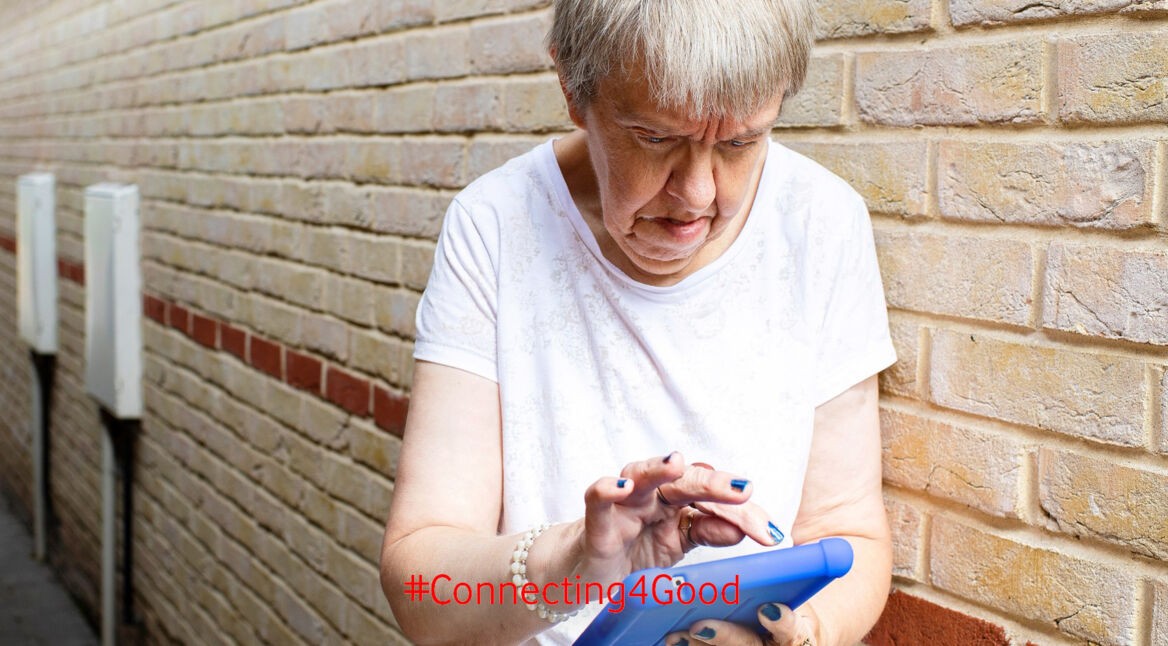 Teilnehmerin des Projekts "Connected Living" mit Tablet. Foto: Vodafone Group