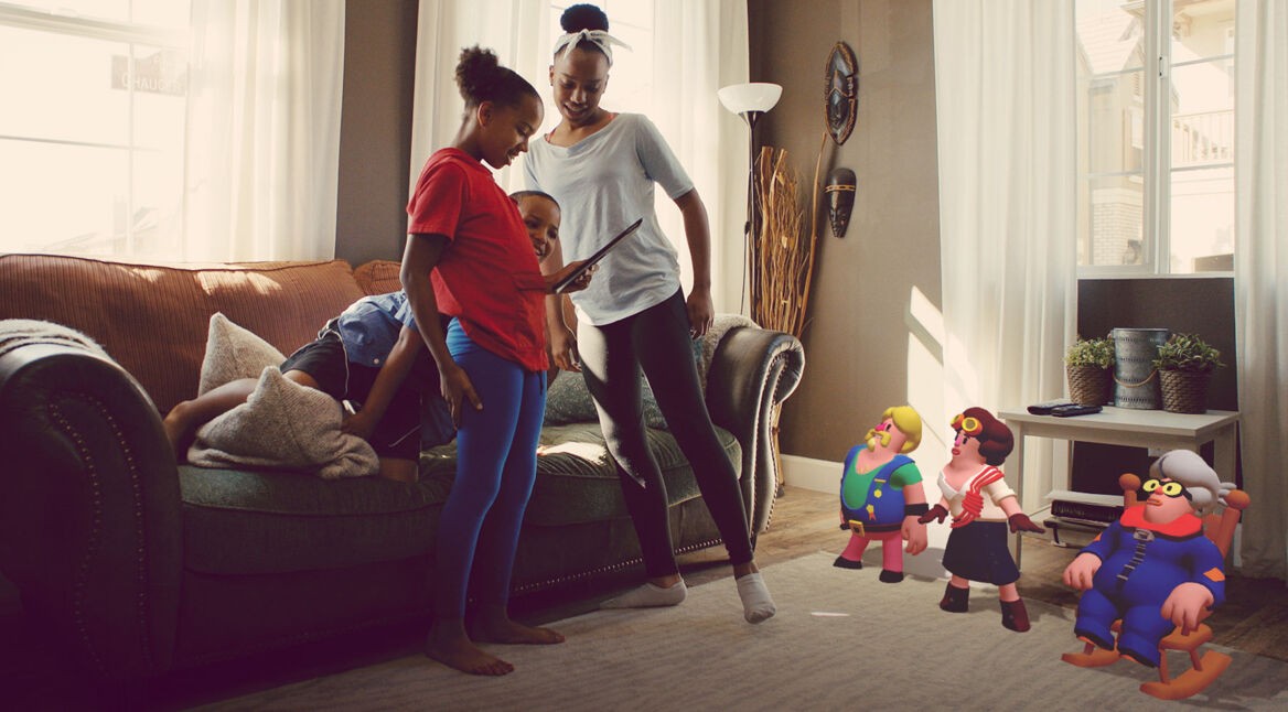 Familie nutzt App Wonderscope am Tablet - Wonderscope Storytelling-App