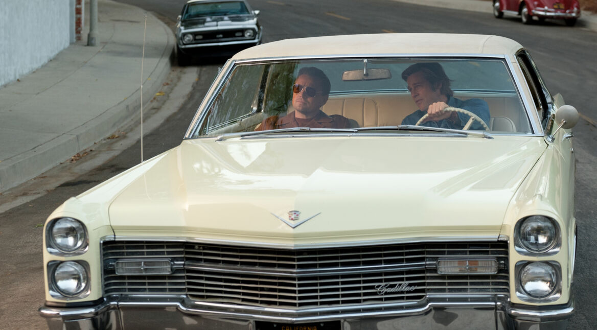 Brad Pitt und Leonardo DiCaprio fahren in "Once Upon a Time in Hollywood"gemeinsam im Auto. Foto: Sony Pictures