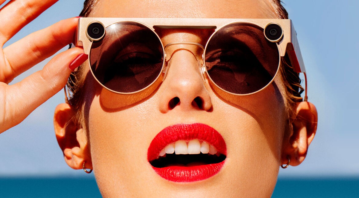 frau-am-meer-traegt-die-neue-kamerabrille-spectacles-3-von-snapchat