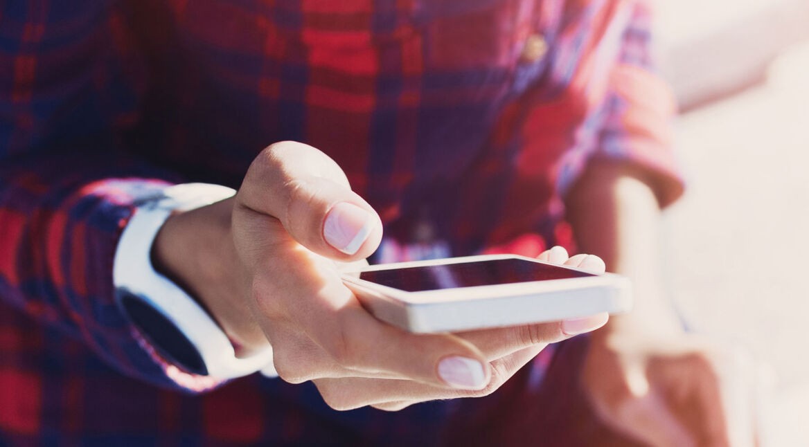 Person mit Smartphone in der Hand- iPhone-Geruechte zur neuen Apple-Keynote
