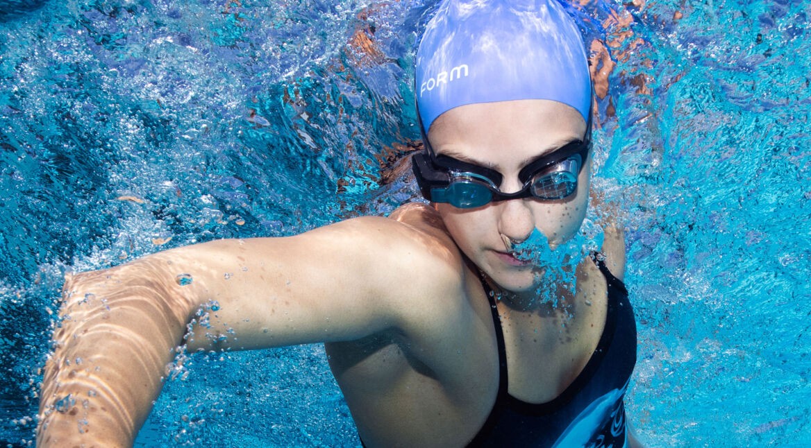 Sportlerin krault im Wasser - Smarte Schwimmbrille mit Augmented Reality von Form