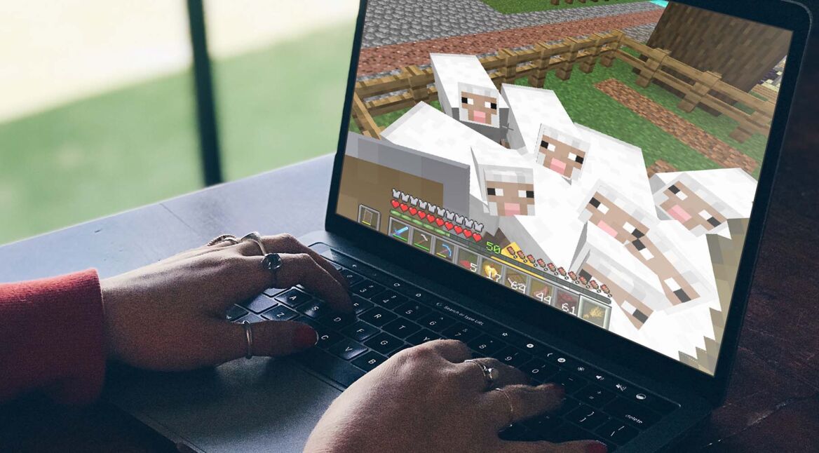 Minecraft am Laptop zocken.