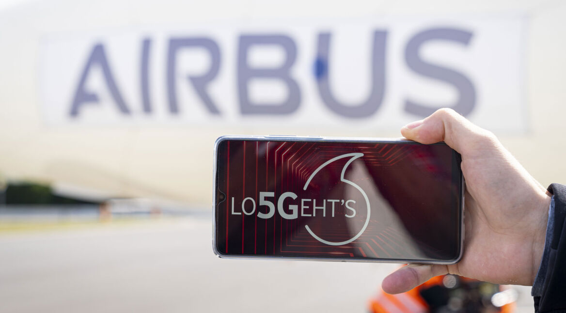 5G-Smartphone vor Airbus-Luftschiff - Airbus und Vodafone - 5G-Kooperation