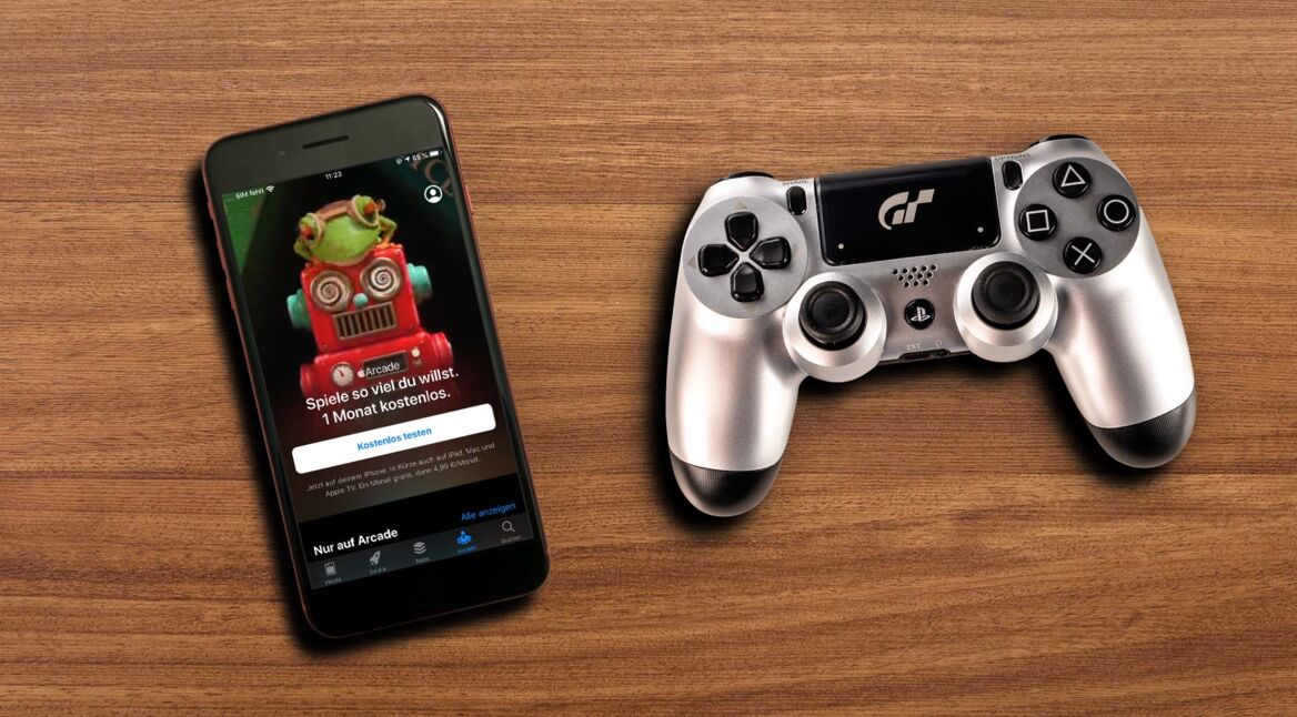 iPhone 8 Plus mit Apple Arcade liegt neben einem PS4-Controller.