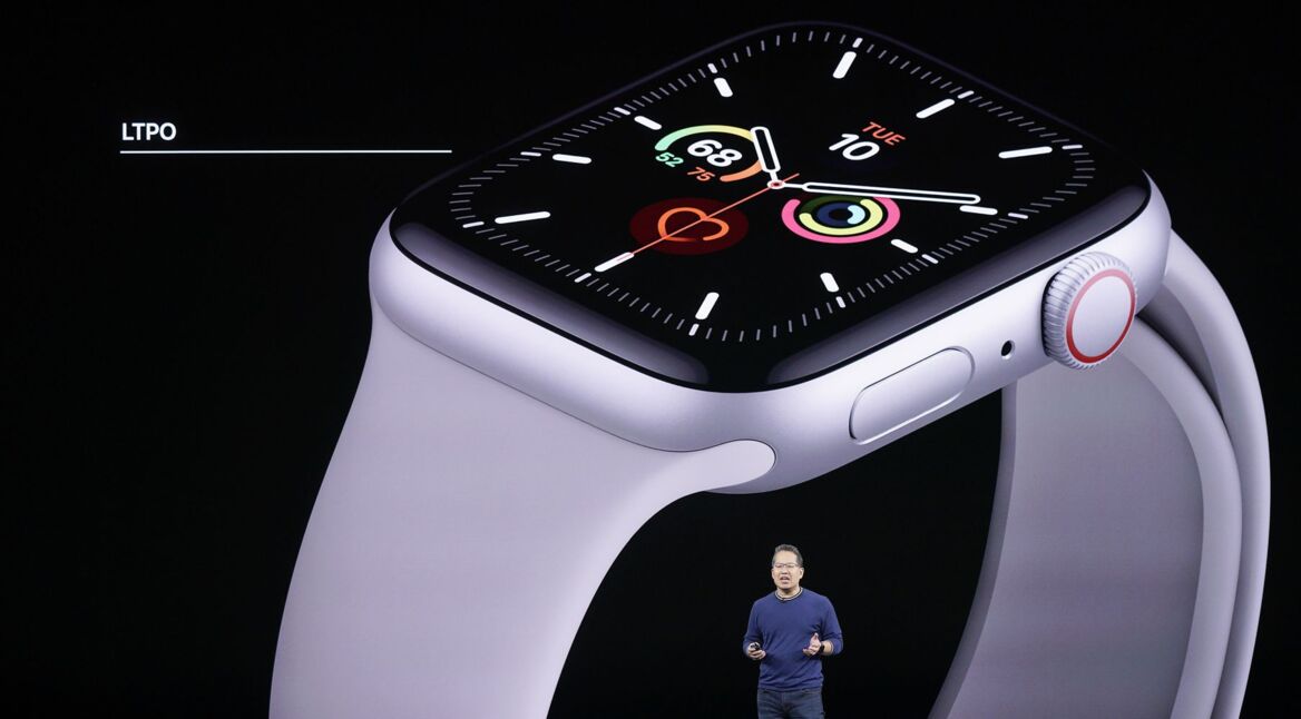 Die Apple Watch Series 5 wird auf der Bühne vorgestellt.