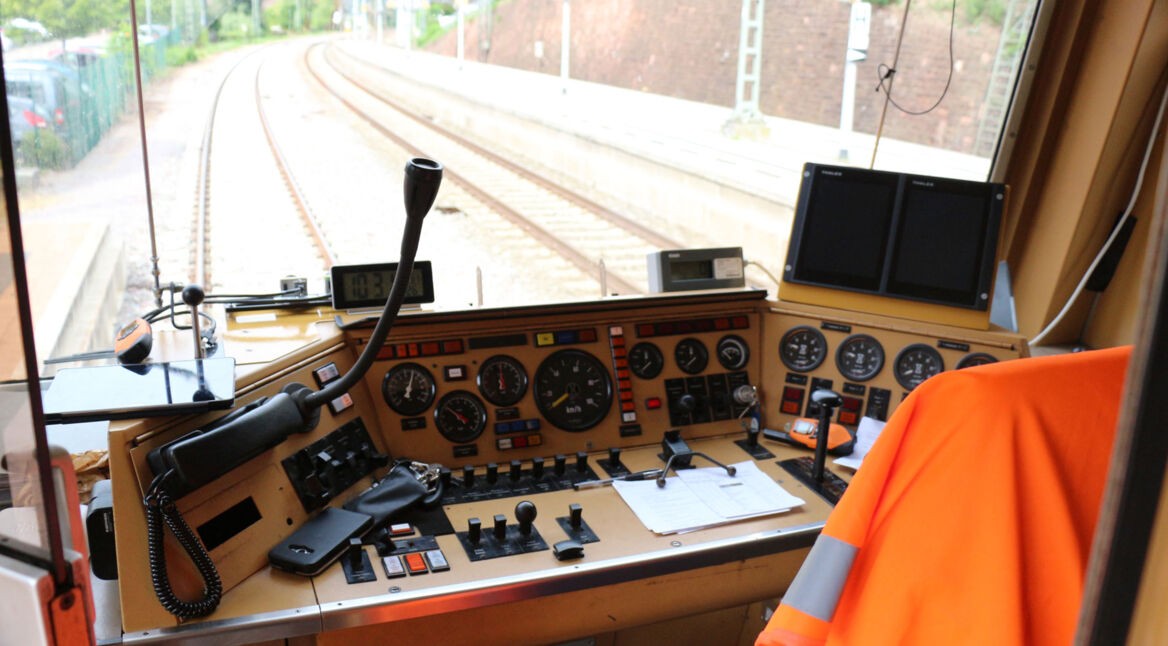Blick aus einer Zugfahrerkabine - Vodafone steuert fahrerlosen Zug per 5G
