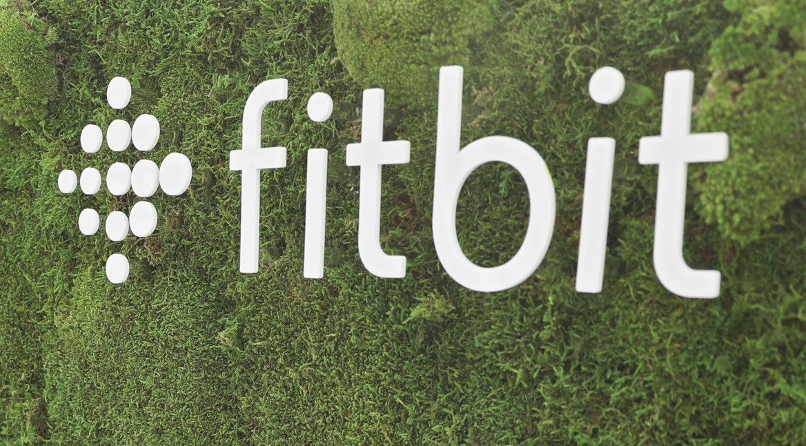 Das weiße Fitbit-Logo.