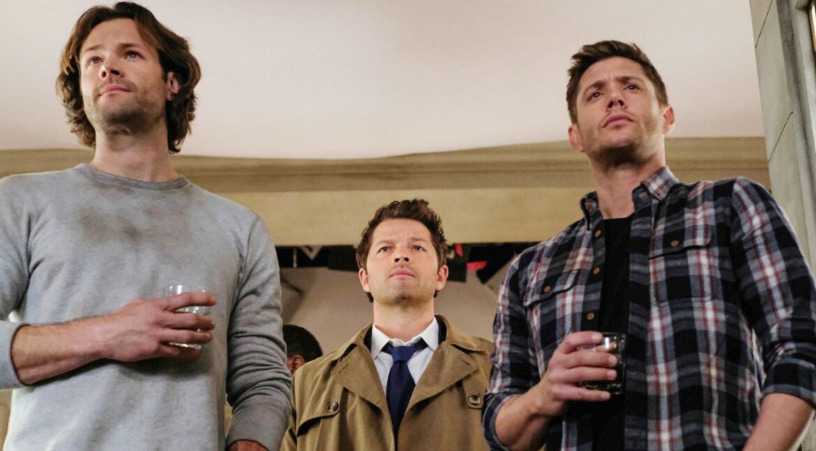 Szenenbild mit Sam, Castiel und Dean in einer Episode der Serie „Supernatural”.