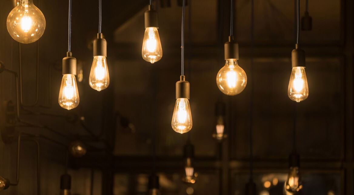 An der Decke hängen Filament-Lampen.