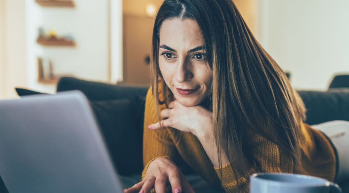 Frau lädt auf ihren Computer ein Kodi-18-Update herunter.
