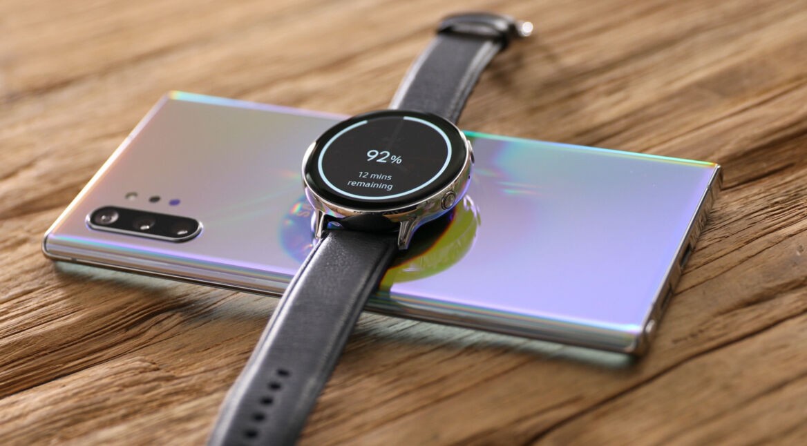 Mit dem Samsung Galaxy Note10 und Wireless PowerShare eine Smartwatch aufladen.