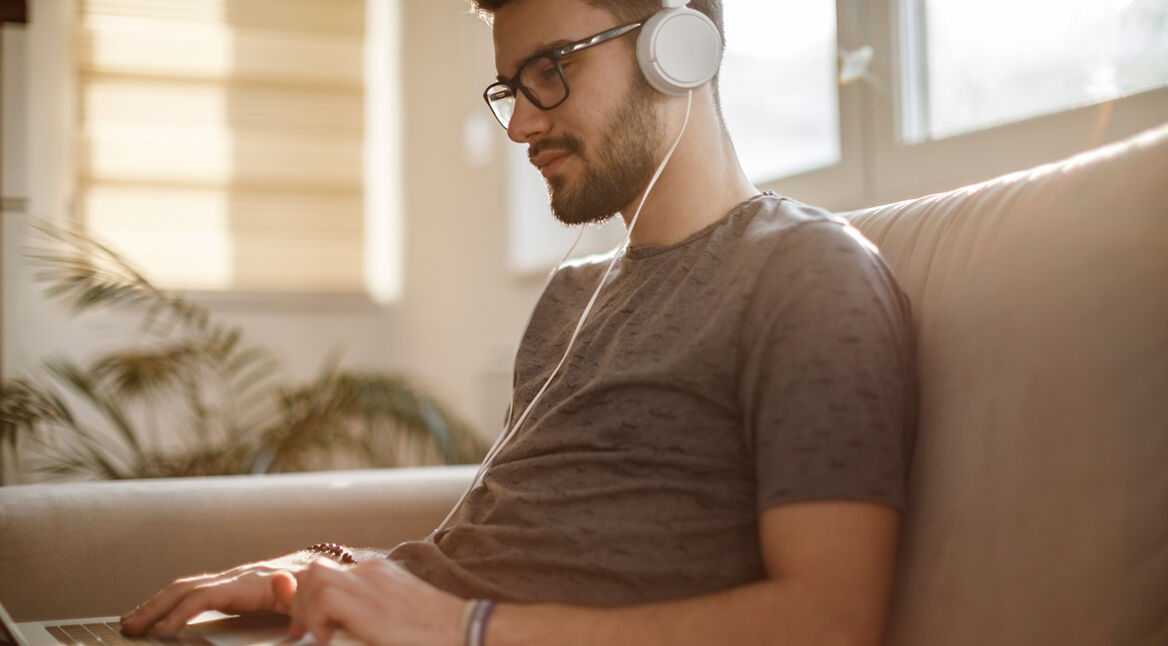 Ein Mann sitzt am Laptop