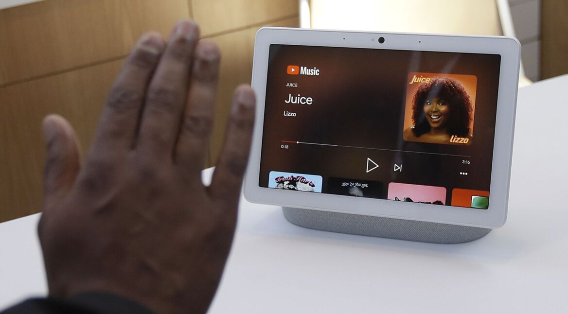Musik beim Google Nest Hub Max via Handgeste steuern.